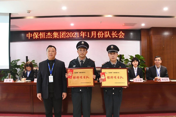 錢總為中醫(yī)藥大學(xué)(梅山路校區(qū))、安徽省廉政基地項(xiàng)目隊(duì)頒發(fā)銀牌項(xiàng)目隊(duì)獎(jiǎng)牌和獎(jiǎng)金